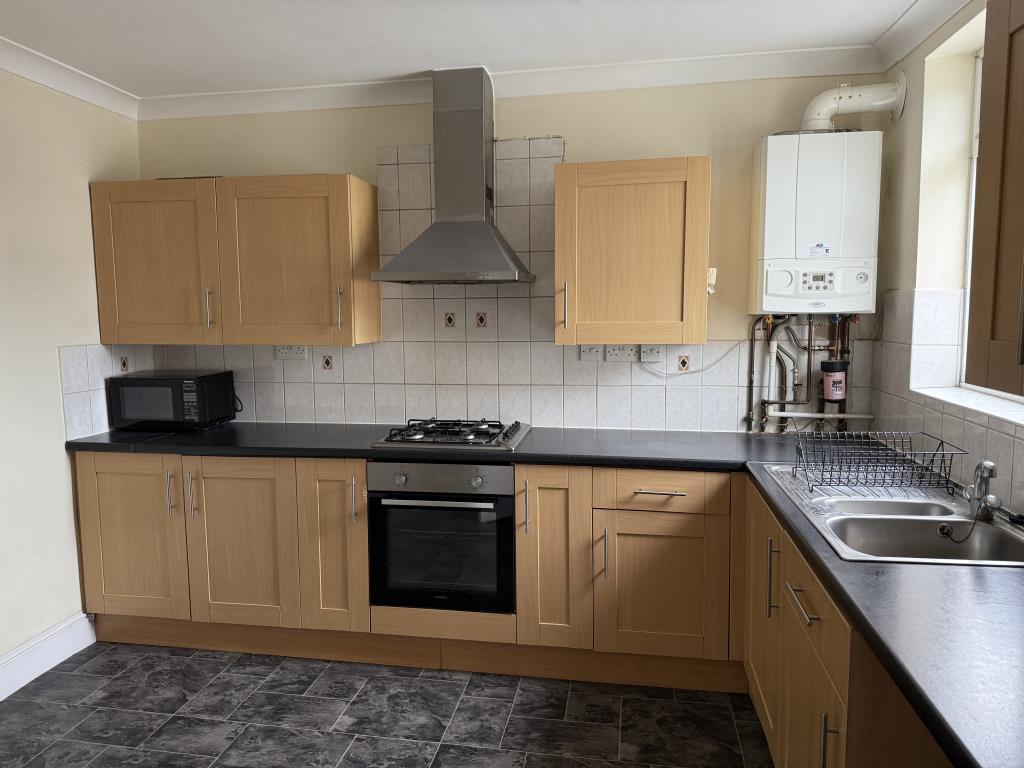 Lot: 45 - MIXED USE FREEHOLD BUILDING - first floor flat kitchen